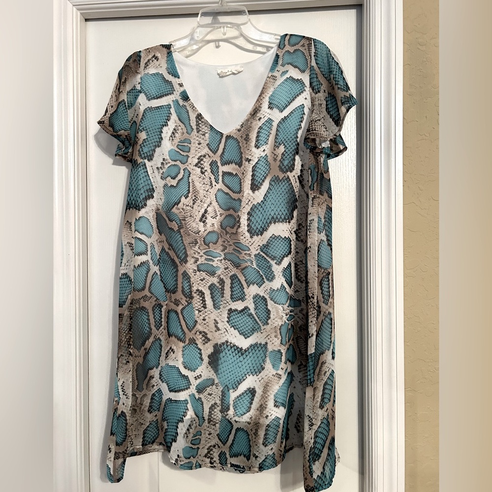 Short sleeved boutique snakeskin dress from Peach Love. Size small. EUC